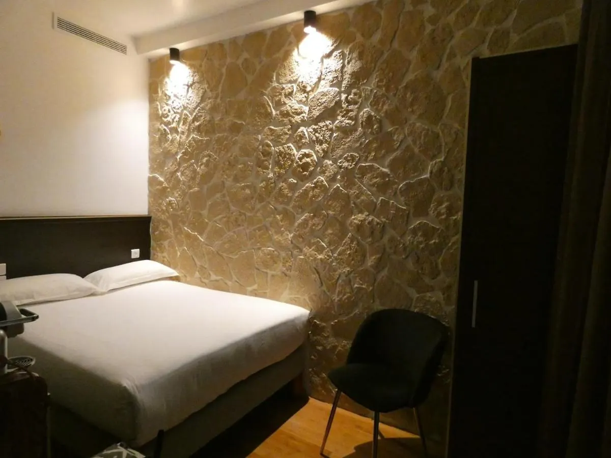 Bonne Nouvelle Hotell 3*